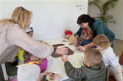 Návšteva seniorov a detí z jaslí v kultúrnom centre